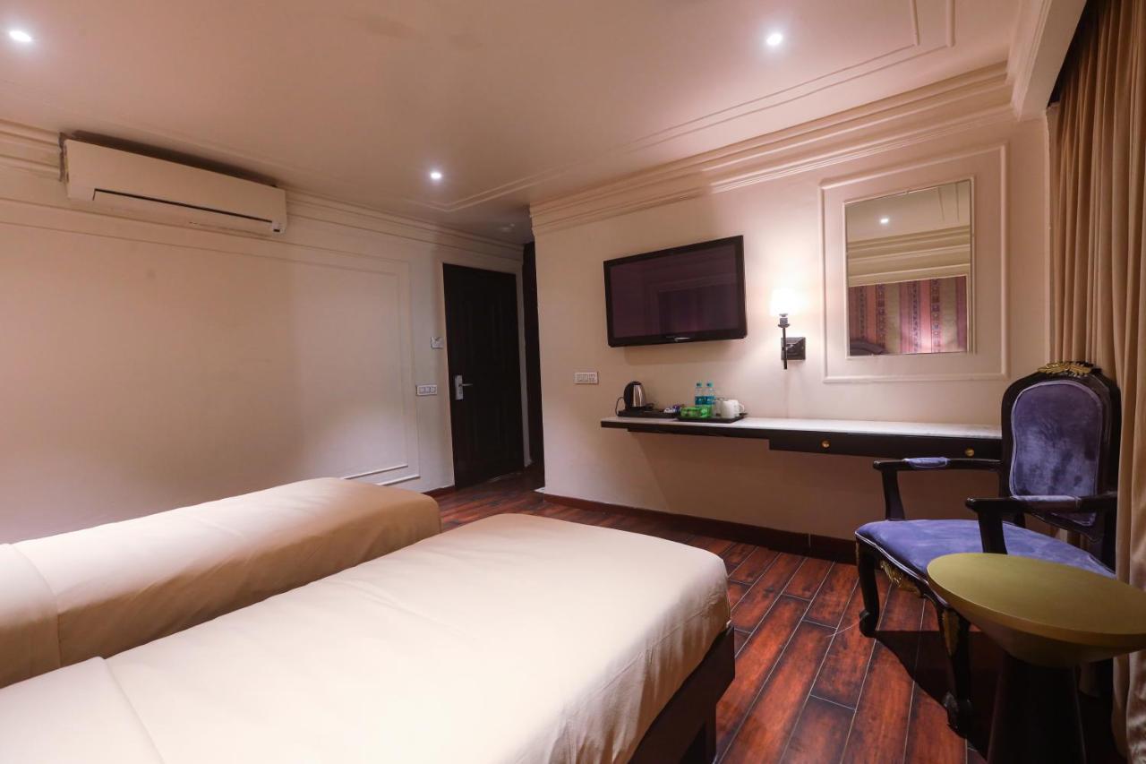 The Saga Hotel New Delhi Exterior photo