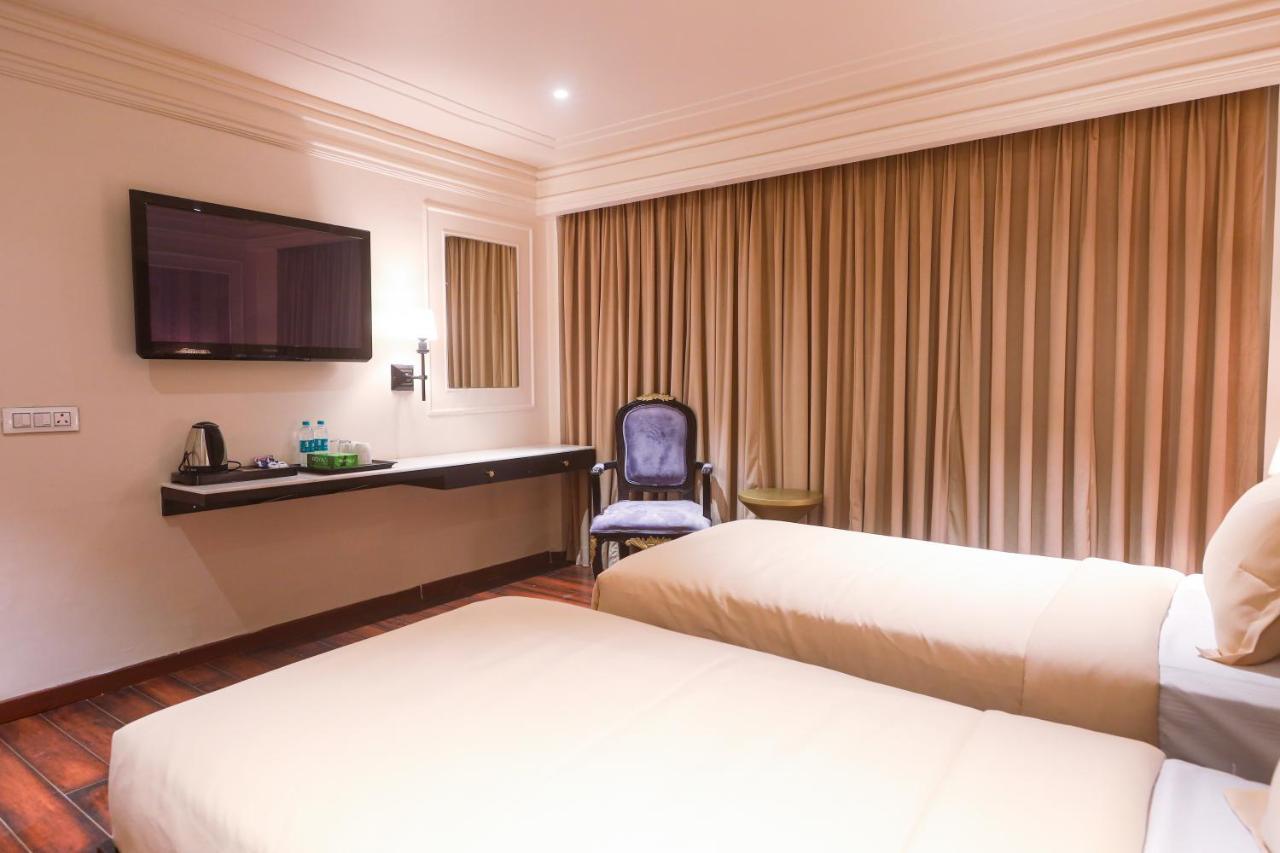 The Saga Hotel New Delhi Exterior photo