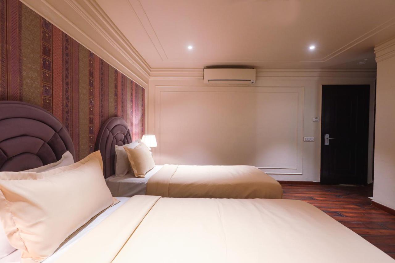 The Saga Hotel New Delhi Exterior photo
