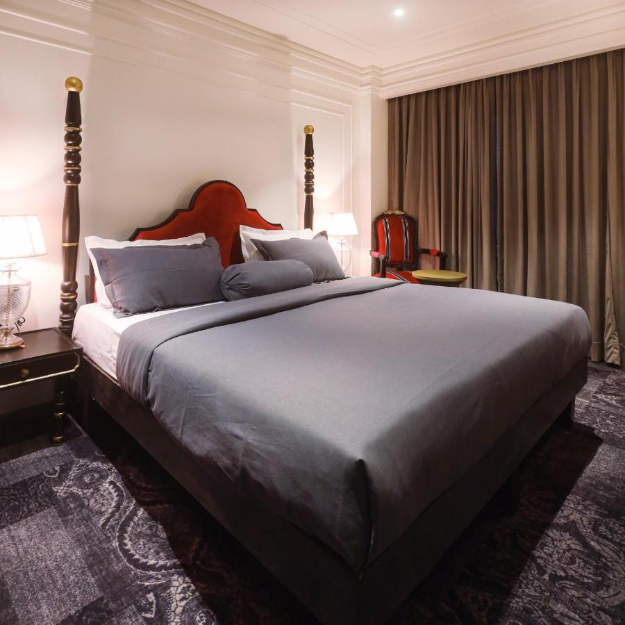 The Saga Hotel New Delhi Exterior photo