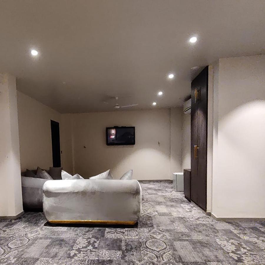 The Saga Hotel New Delhi Exterior photo